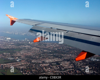 EasyJet a319 Airbus Flugzeugflügel Blick durch Flugzeug Fenster unten auf Birkenhead und liverpool Stockfoto