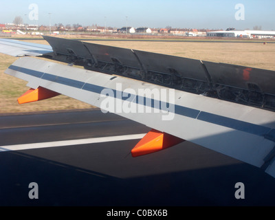 EasyJet a319 Airbus Flugzeug mit Tragflächen Bremsklappen angewendet vollständig bei der Landung am Flughafen Liverpool durch Flugzeuge mit Blick Stockfoto