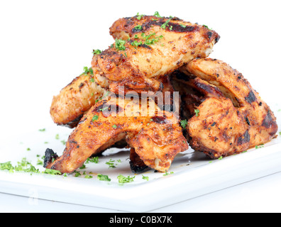 Hähnchenflügel in einer Sauce auf einem weißen Teller gekocht Stockfoto