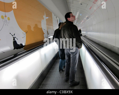 Paris, Frankreich, Leute, Mann von hinten, auf dem Gehweg im Metro-Korridor, Montparnasse Bahnhof Stockfoto