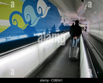 Paris, Frankreich, Menschen auf dem Bürgersteig innerhalb der Metro Montparnasse Bahnhof, U-Bahnhofsmauer Stockfoto