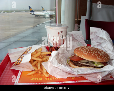 Burger king Whopper Mahlzeit am Liverpool John Lennon Flughafen Merseyside uk Stockfoto