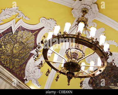 Spektakuläre Decke Fries und Kronleuchter in Moskau Komsomolskaja u-Bahnstation, Russland Stockfoto