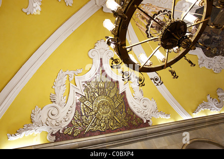 Spektakuläre Decke Fries und Kronleuchter in Moskau Komsomolskaja u-Bahnstation, Russland Stockfoto