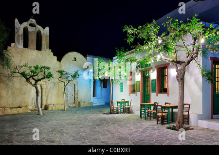 Nachtansicht von einem der vielen kleinen Quadraten in Hora Folegandros, Kykladen, Griechenland Stockfoto