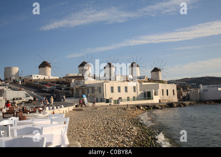 Windmühlen, Taverna Tabellen im Vordergrund, am späten Nachmittag, klein-Venedig, Kykladen, Griechenland, Mykonos, Mykonos-Stadt (Chora) Stockfoto