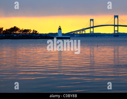 Sonnenuntergang über Brücke und Leuchtturm in Newport, Rhode Island Stockfoto