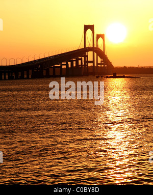 Sonnenuntergang über Claiborne Pell Brücke in Newport, Rhode Island Stockfoto