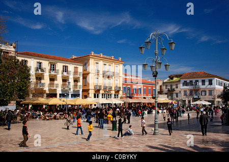 Syntagma (Verfassung) Platz, dem zentralen Platz der Stadt Nafplio, Argolis, Peloponnes, Griechenland. Stockfoto