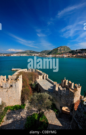 Innenansicht des Bourtzi Burg auf einer kleinen Insel, Stadt Nafplio mit Palamidi Burg im Hintergrund, Griechenland Stockfoto