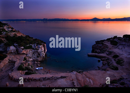 Der antike Hafen der Heraion (Tempel der antiken griechischen Göttin Hera) von Perahora, nach Sonnenuntergang. Corinthia, Griechenland Stockfoto