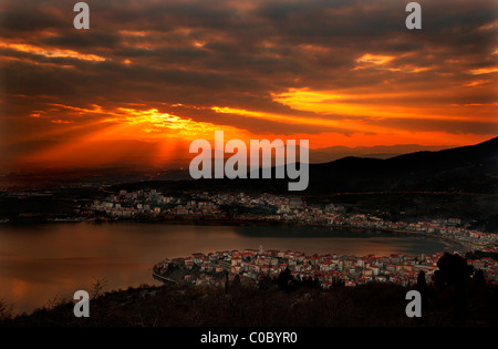 Sonnenuntergang in Kastoria Stadt und See Orestias (oder "Orestiada"), Mazedonien, Griechenland Stockfoto