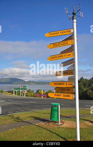 Wegweiser durch die Lake Manapouri, Southland, Südinsel, Neuseeland Stockfoto