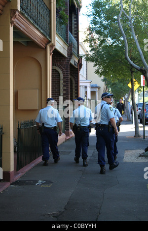 Australische Polizisten schlendern während der St. Patrick's Day-Feierlichkeiten in Sydney durch die Straßen der Innenstadt. NSW, Australien. Stockfoto