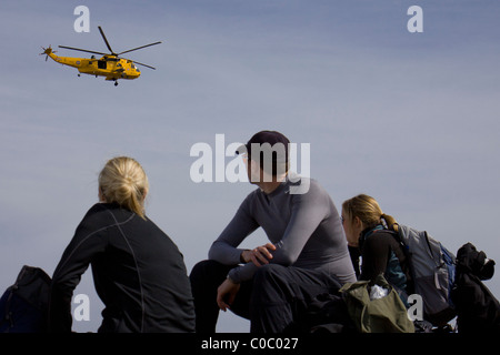 Berg, Rettungshubschrauber hoch über Mount Snowdon in Snowdonia, Wales, UK Stockfoto