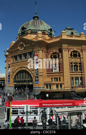 FLINDERS ST. DER BAHNHOF AN DER ECKE FLINDERS & SWANSTON STREET MELBOURNE WURDE 1854 ERÖFFNET UND BEDIENT DAS GESAMTE U-BAHN-NETZ. Stockfoto