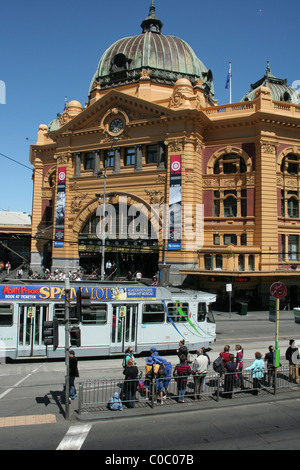 FLINDERS ST. DER BAHNHOF AN DER ECKE FLINDERS & SWANSTON STREET MELBOURNE WURDE 1854 ERÖFFNET UND BEDIENT DAS GESAMTE U-BAHN-NETZ. Stockfoto