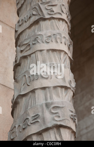 Eingang Pilar der Sagrada Familia Kirche zeigt das Wort Liebe in Spanisch in Barcelona, Katalonien, Spanien Stockfoto