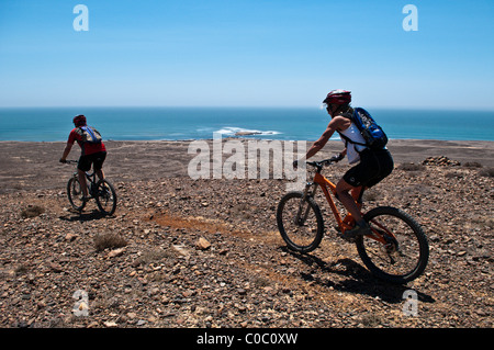 Paar Mountainbike-Touren im Punto San Carlos, Baja California, Mexiko Stockfoto