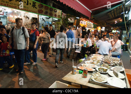 Weitwinkel-Blick auf eine Straße Sea-Food-Restaurant in Hongkong Stockfoto
