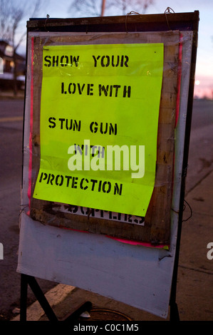 Ein Zeichen Werbung Elektroschocker für den Valentinstag. Stockfoto