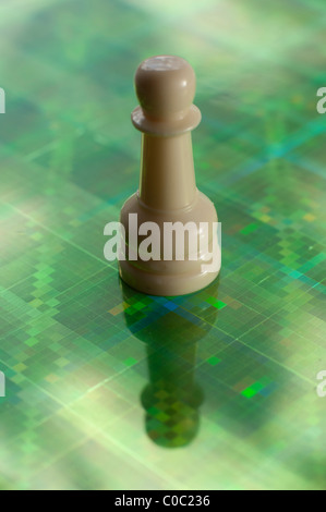 Einsamer Schach Schachfigur in grüne Farbe Stockfoto