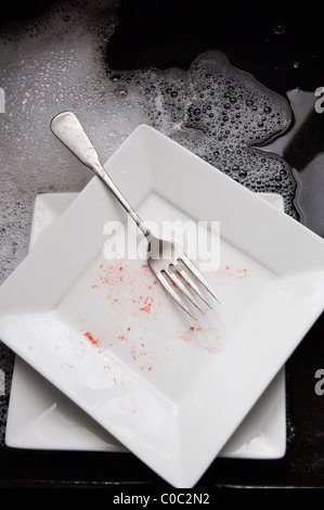 Schmutziges Geschirr in der Spüle Stockfoto