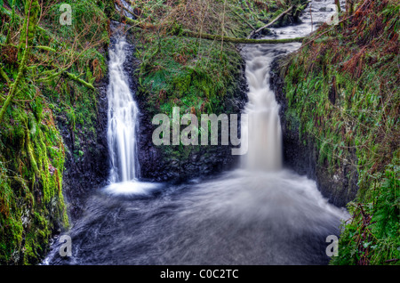 Ein Abschnitt des Glenariff Wasserfall in Glenariff Forest Park, Glens von Antrim, Nordirland. Stockfoto