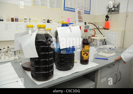 Flaschen mit illegalem Alkohol vorbereitet für Chemie Analysen in der forensischen Zentrallabor der polnischen Polizei in Warschau Stockfoto