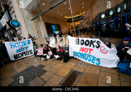 UK Uncut organisieren Protest gegen die Barclays Bank in London, mehrere Filialen schließen, weil sie so wenig UK Steuern zahlen. Stockfoto