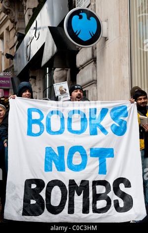 UK Uncut organisieren Protest gegen die Barclays Bank in London, mehrere Filialen schließen, weil sie so wenig UK Steuern zahlen. Stockfoto