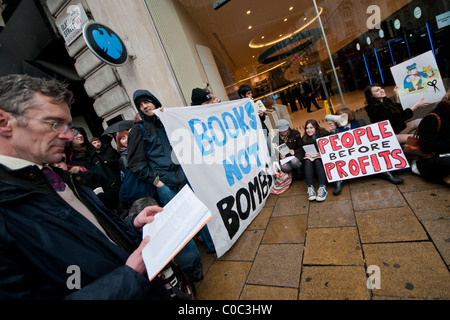 UK Uncut organisieren Protest gegen die Barclays Bank in London, mehrere Filialen schließen, weil sie so wenig UK Steuern zahlen. Stockfoto