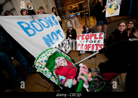 UK Uncut organisieren Protest gegen die Barclays Bank in London.  Ein Baby von Hastings besucht seine ersten protest Stockfoto