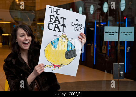 UK Uncut organisieren Protest gegen die Barclays Bank in London, mehrere Filialen schließen, weil sie so wenig UK Steuern zahlen. Stockfoto