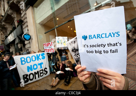 UK Uncut organisieren Protest gegen die Barclays Bank in London, mehrere Filialen schließen, weil sie so wenig UK Steuern zahlen. Stockfoto