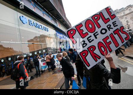 UK Uncut organisieren Protest gegen die Barclays Bank in London, mehrere Filialen schließen, weil sie so wenig UK Steuern zahlen. Stockfoto