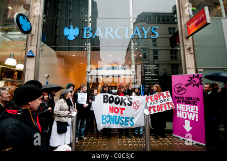 UK Uncut organisieren Protest gegen die Barclays Bank in London, mehrere Filialen schließen, weil sie so wenig UK Steuern zahlen. Stockfoto