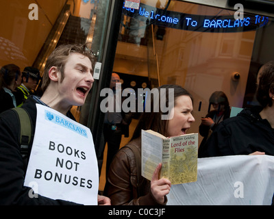 UK Uncut organisieren Protest gegen die Barclays Bank in London, mehrere Filialen schließen, weil sie so wenig UK Steuern zahlen. Stockfoto