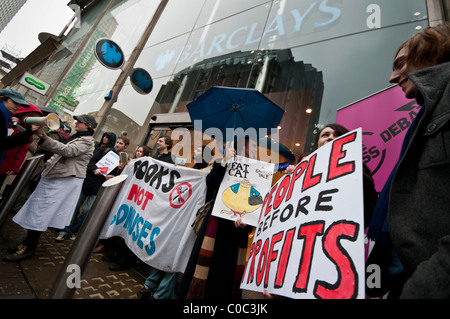 UK Uncut organisieren Protest gegen die Barclays Bank in London, mehrere Filialen schließen, weil sie so wenig UK Steuern zahlen. Stockfoto