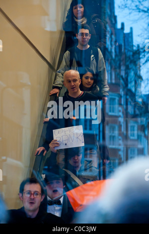 UK Uncut organisieren Protest gegen die Barclays Bank in London, mehrere Filialen schließen, weil sie so wenig UK Steuern zahlen. Stockfoto