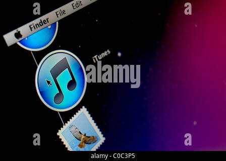 Ein Foto Illustration der iTunes Anwendung In The Dock von an Apple MacBook verwenden OSX Snow Leopard Stockfoto