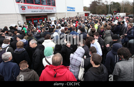 Tausende von Crawley Town Football Club Fans in die Warteschlange für FA-Cup-Tickets. Bild von James Boardman. Stockfoto