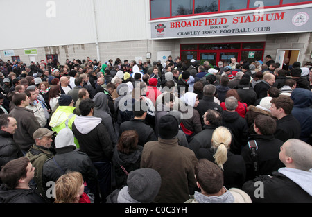 Tausende von Crawley Town Football Club Fans in die Warteschlange für FA-Cup-Tickets. Bild von James Boardman. Stockfoto