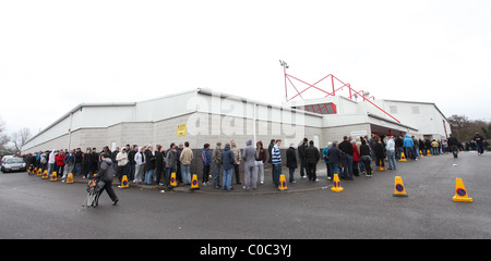 Tausende von Crawley Town Football Club Fans in die Warteschlange für FA-Cup-Tickets. Bild von James Boardman. Stockfoto