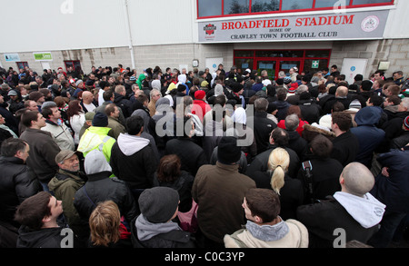 Tausende von Crawley Town Football Club Fans in die Warteschlange für FA-Cup-Tickets. Bild von James Boardman. Stockfoto