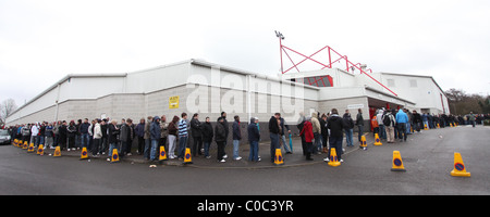 Tausende von Crawley Town Football Club Fans in die Warteschlange für FA-Cup-Tickets. Bild von James Boardman. Stockfoto