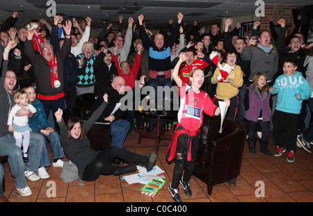 Crawley Town-Fans feiern nach Zeichnung Manchester United in die nächste Runde des FA Cups. Stockfoto