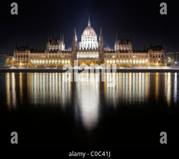 Parlamentsgebäude in der Nacht von der Donau aus gesehen Stockfoto