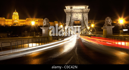 Kettenbrücke in der Nacht in Budapest mit der königlichen Palast/Budaer Burg im Hintergrund Stockfoto