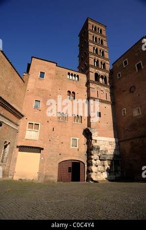 Italien, Rom, Basilica dei Santi Giovanni e Paolo, mittelalterlicher Glockenturm, der über den Ruinen des römischen Tempels Claudius gebaut wurde Stockfoto